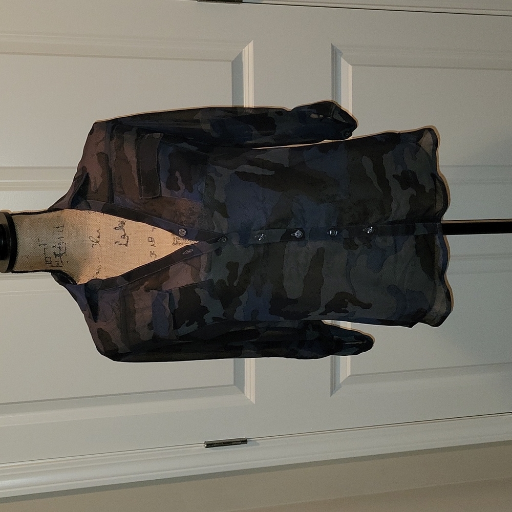 NWT Woman's sheer collared V-neck button-up shirt. 2 front pockets Sleeves can